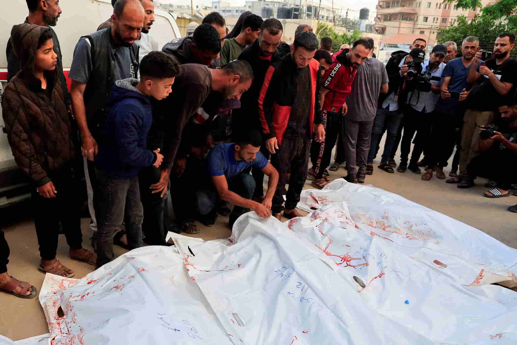 राहत सहायता स्थल के पास इजराइली गोलीबारी में पांच लोग मारे गए: फलस्तीनी स्वास्थ्य अधिकारी