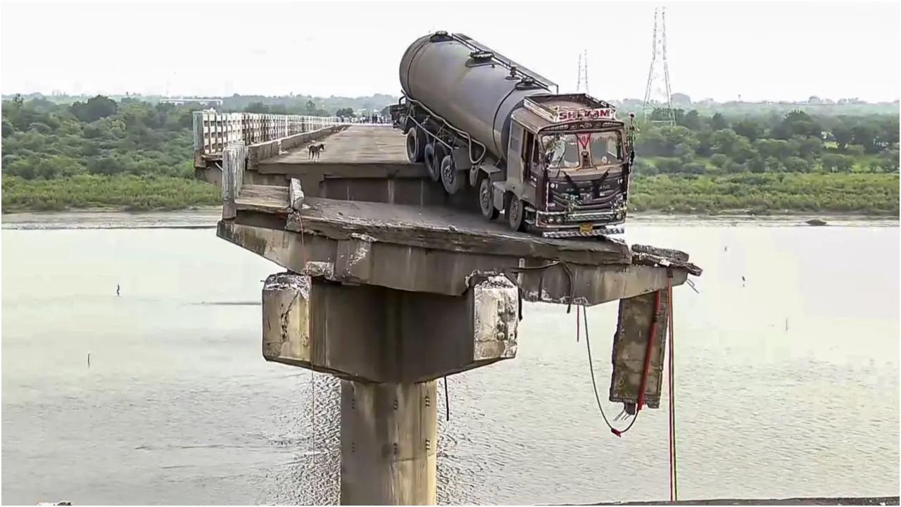 वडोदरा पुल हादसा: मृतकों की संख्या बढ़कर 18 हुई, दो अब भी लापता, चार अभियंता निलंबित